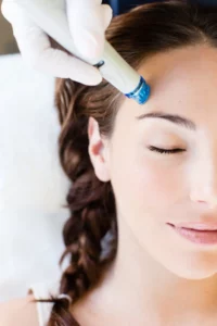 microneedling ou hydrafacial à cannes